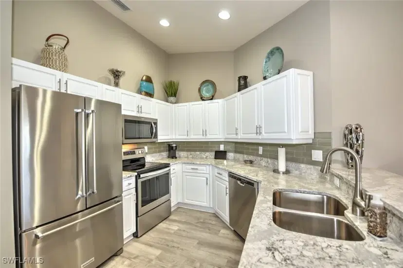 Picture of 10060 Lake Cove Dr 301, Fort Myers FL 33908