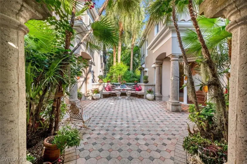 Picture of 660 Via Mezner 4-401, Naples FL 34108