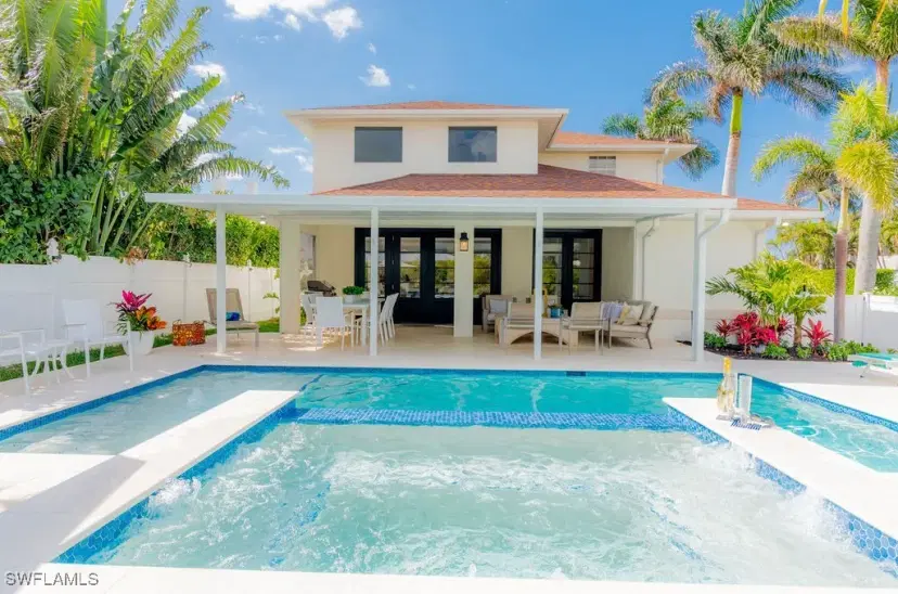 Picture of 10082 Vanderbilt Dr, Naples FL 34108