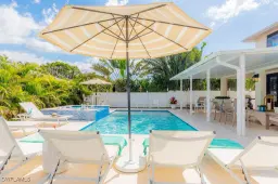 Picture of 10082 Vanderbilt Dr, Naples, FL 34108