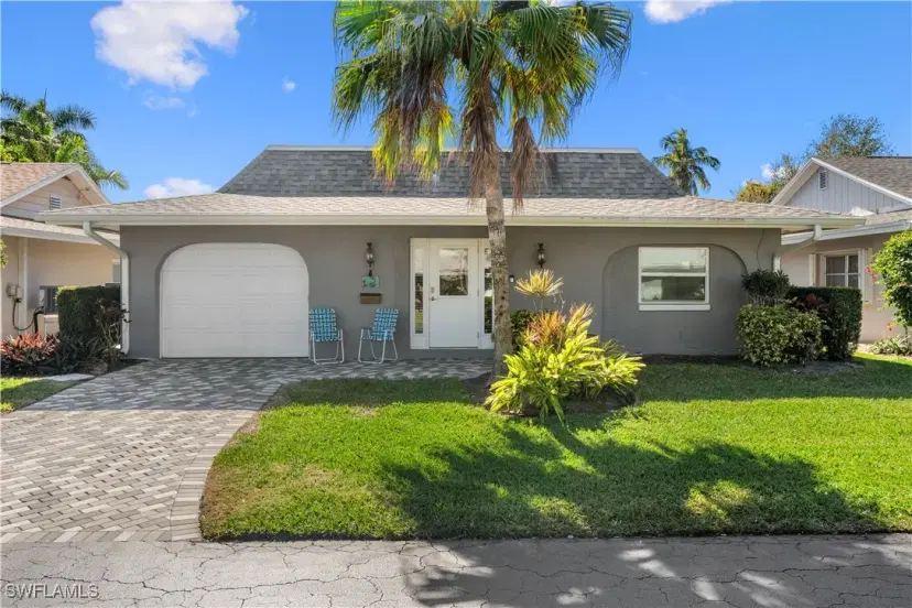 Picture of 3 Crooked Ln 23, Naples FL 34112