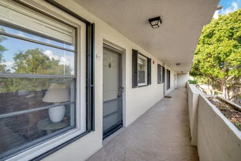 Picture of 555 Banyan Tree Lane Lane 304, Delray Beach FL 33483
