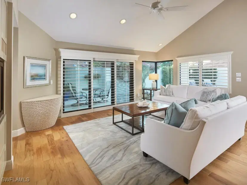Picture of 587 Bay Villas Ln 87, Naples FL 34108