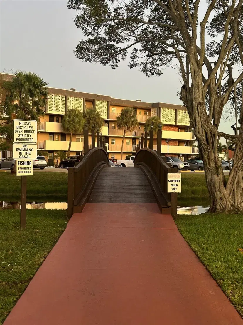 Picture of 3071 NW 47Th Ter 120, Lauderdale Lakes FL 33313