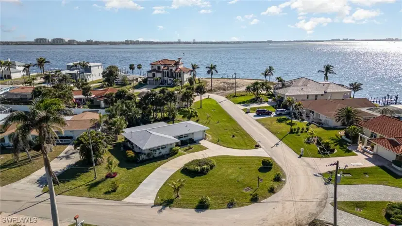 Picture of 938 Dolphin Dr, Cape Coral FL 33904