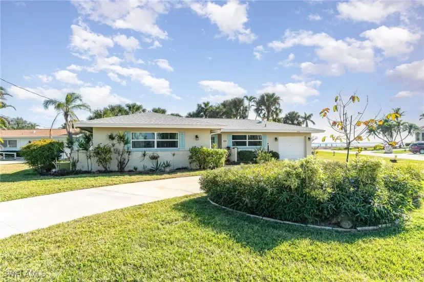 Picture of 938 Dolphin Dr, Cape Coral FL 33904