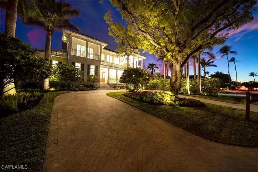 Picture of 112 1St Ave N, Naples FL 34102