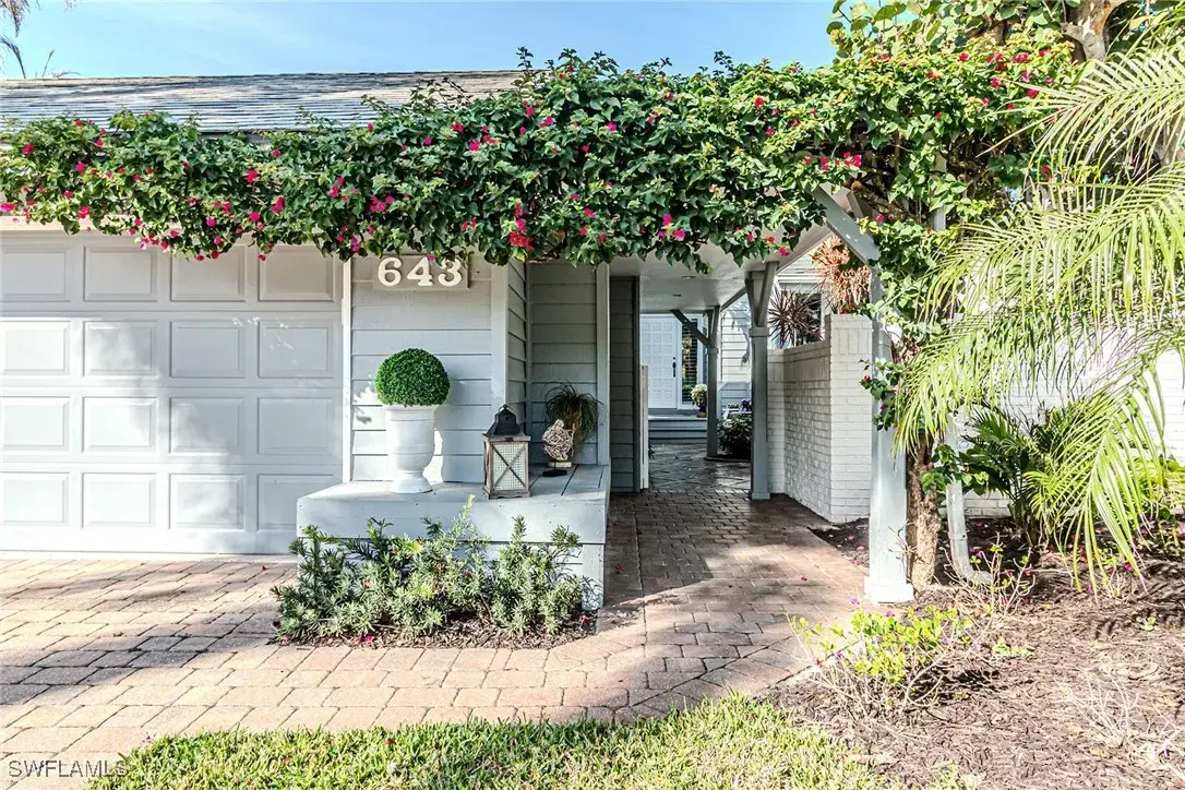 Picture of 643 Bridgeway Ln, Naples, FL 34108