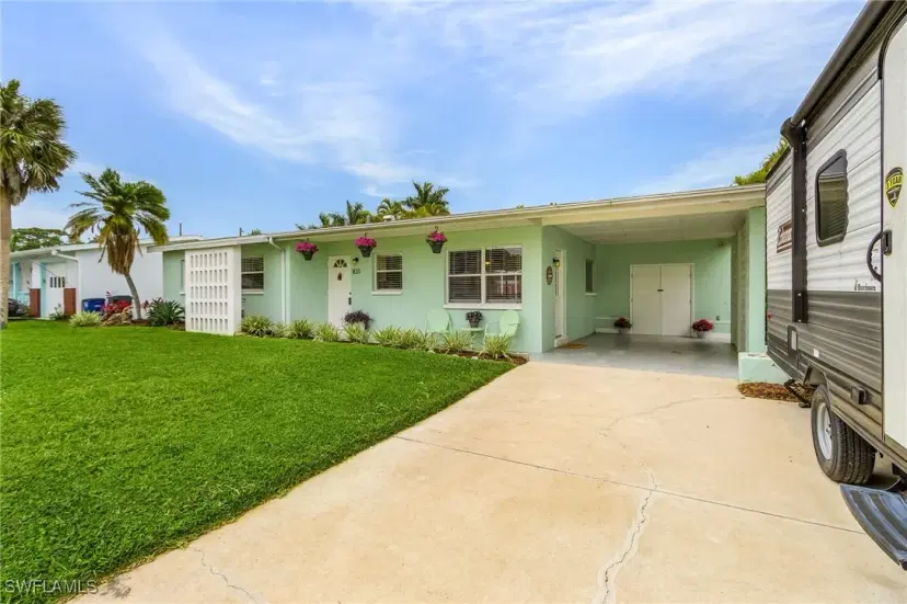 Picture of 831 Lake Mcgregor Dr, Fort Myers FL 33919