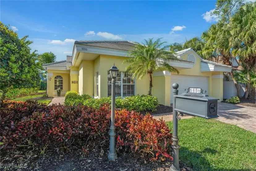 Picture of 5900 Fountain Dr, Naples FL 34119