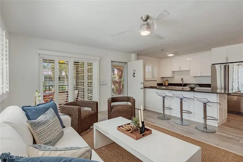 Picture of 545 Broad Ave S 545, Naples FL 34102