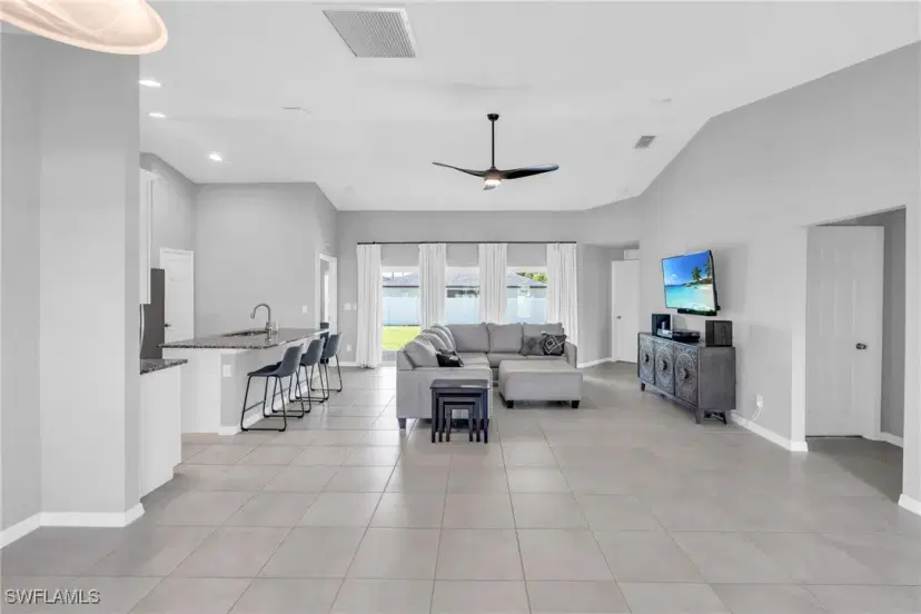 Picture of 618 NE 2Nd Pl, Cape Coral FL 33909