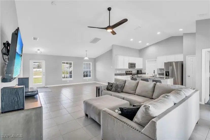Picture of 618 NE 2Nd Pl, Cape Coral FL 33909