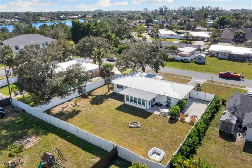 Picture of 1035 El Valle Ave, Fort Myers FL 33919