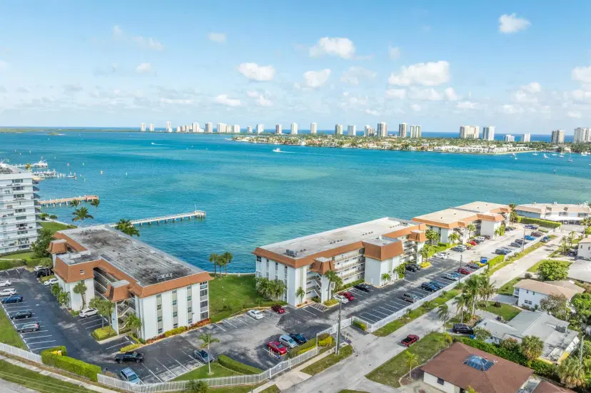 Picture of 410 Wilma Circle 203, Riviera Beach FL 33404