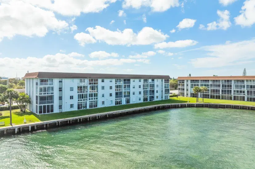 Picture of 410 Wilma Circle 203, Riviera Beach FL 33404