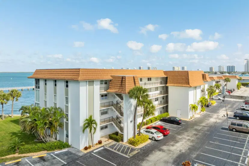 Picture of 410 Wilma Circle 203, Riviera Beach FL 33404