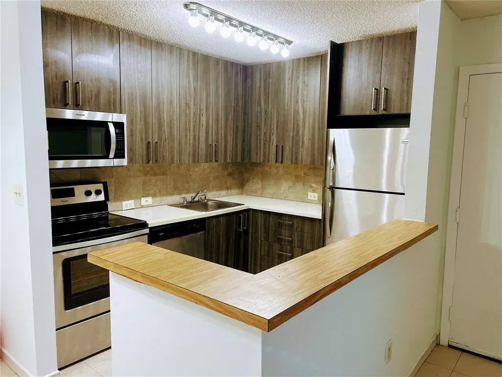 Picture of 771 NE 199Th St 105, Miami, FL 33179
