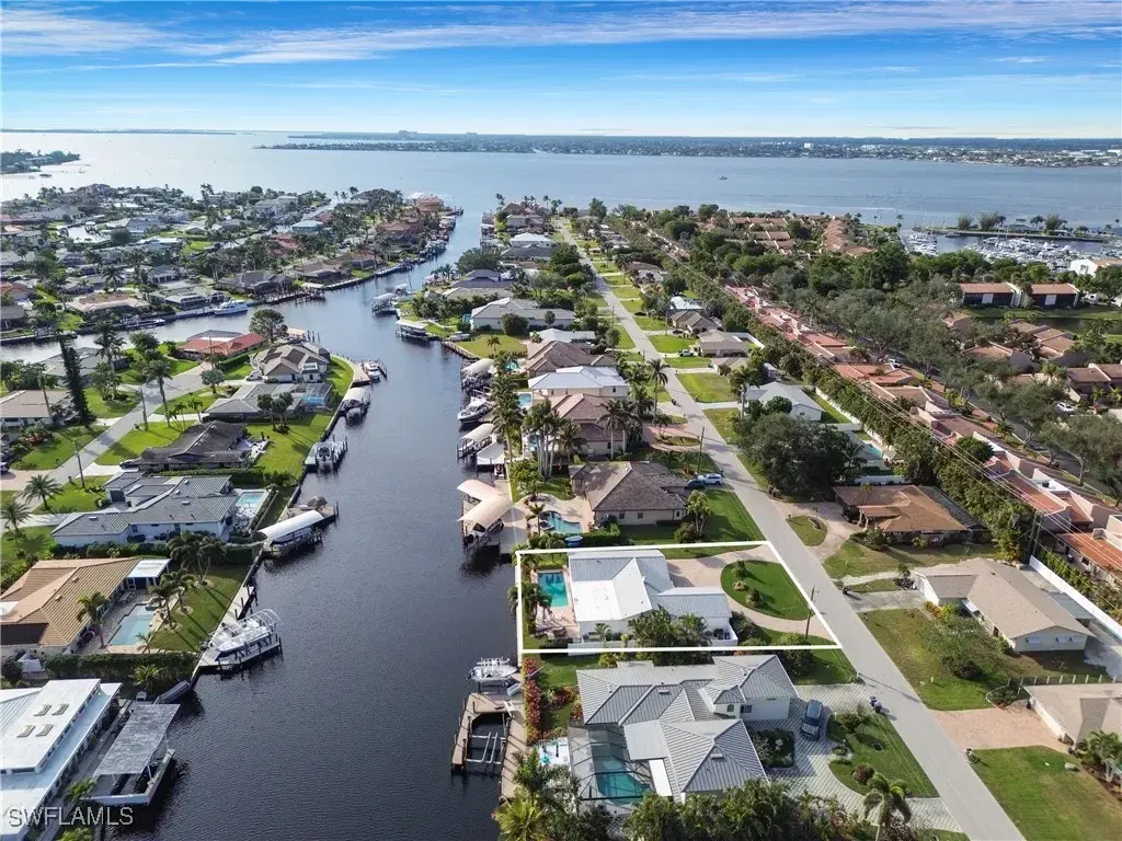 Picture of 976 N Town And River Dr, Fort Myers, FL 33919
