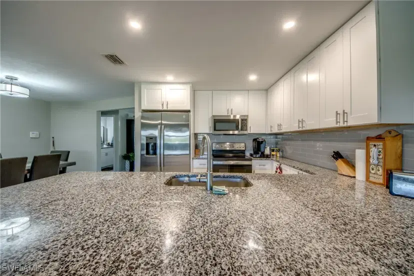 Picture of 952 Ione Dr, Fort Myers FL 33919