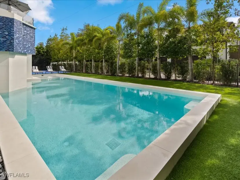Picture of 140 3Rd Ave S, Naples FL 34102