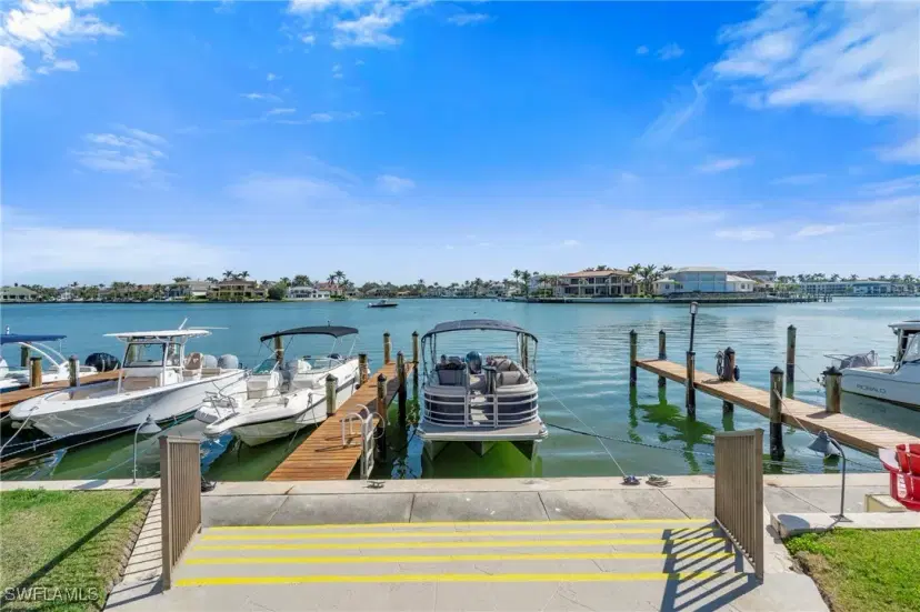 Picture of 3200 Gulf Shore Blvd N 116, Naples FL 34103
