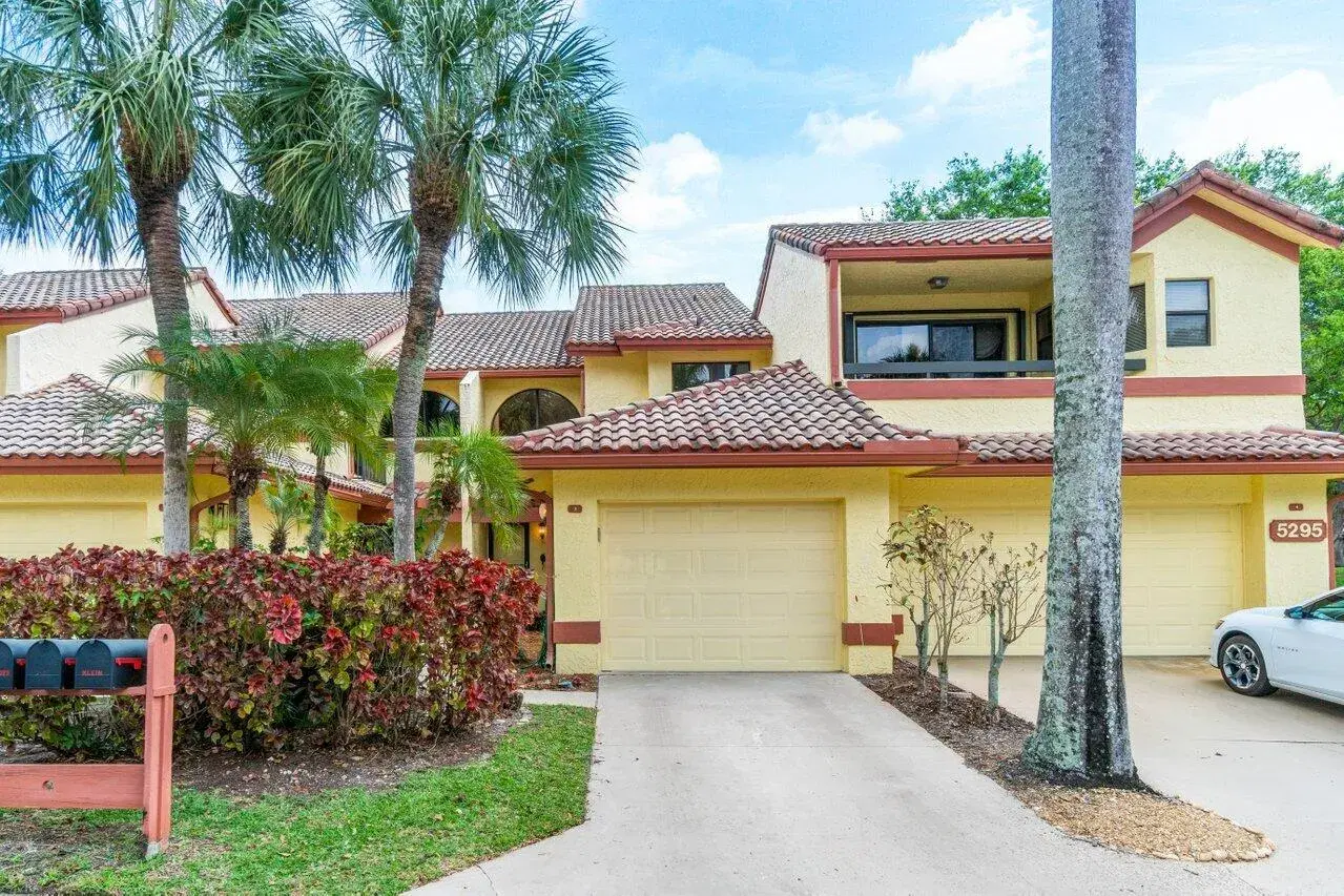 Picture of 5295 10Th Fairway Drive 3, Delray Beach, FL 33484