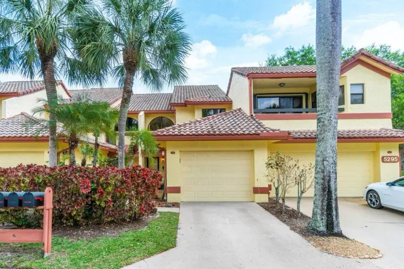 Picture of 5295 10Th Fairway Drive 3, Delray Beach FL 33484