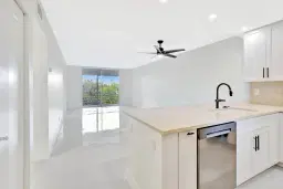 Picture of 5275 NW 10Th Court 405, Plantation, FL 33313