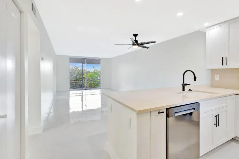 Picture of 5275 NW 10Th Court 405, Plantation FL 33313