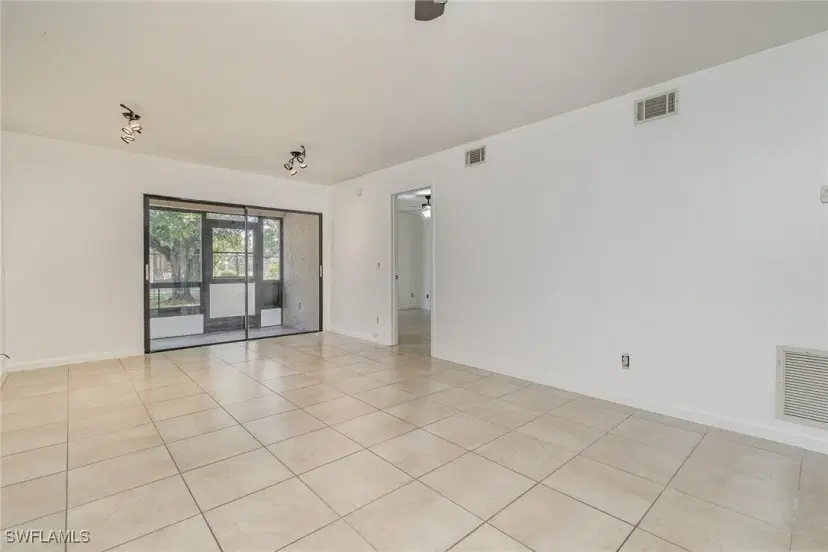 Picture of 2135 Crystal Dr 31, Fort Myers FL 33907