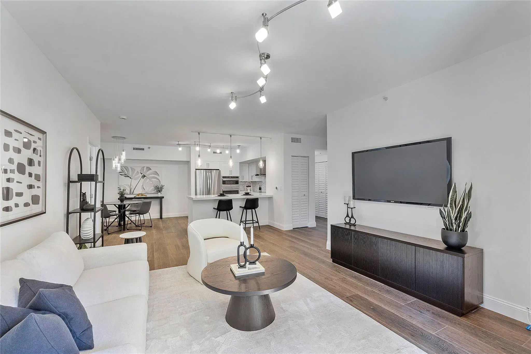 Picture of 19601 E Country Club Dr 7-108, Aventura, FL 33180