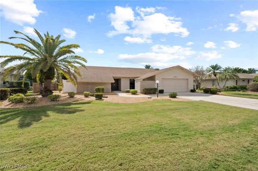 Picture of 872 S Town And River Dr, Fort Myers FL 33919