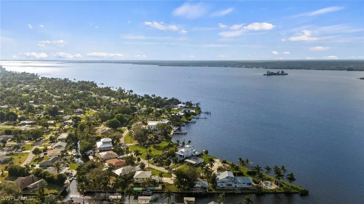 Picture of 4542 E Riverside Dr, Fort Myers, FL 33905