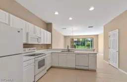 Picture of 1172 Oxford Ln 27, Naples, FL 34105