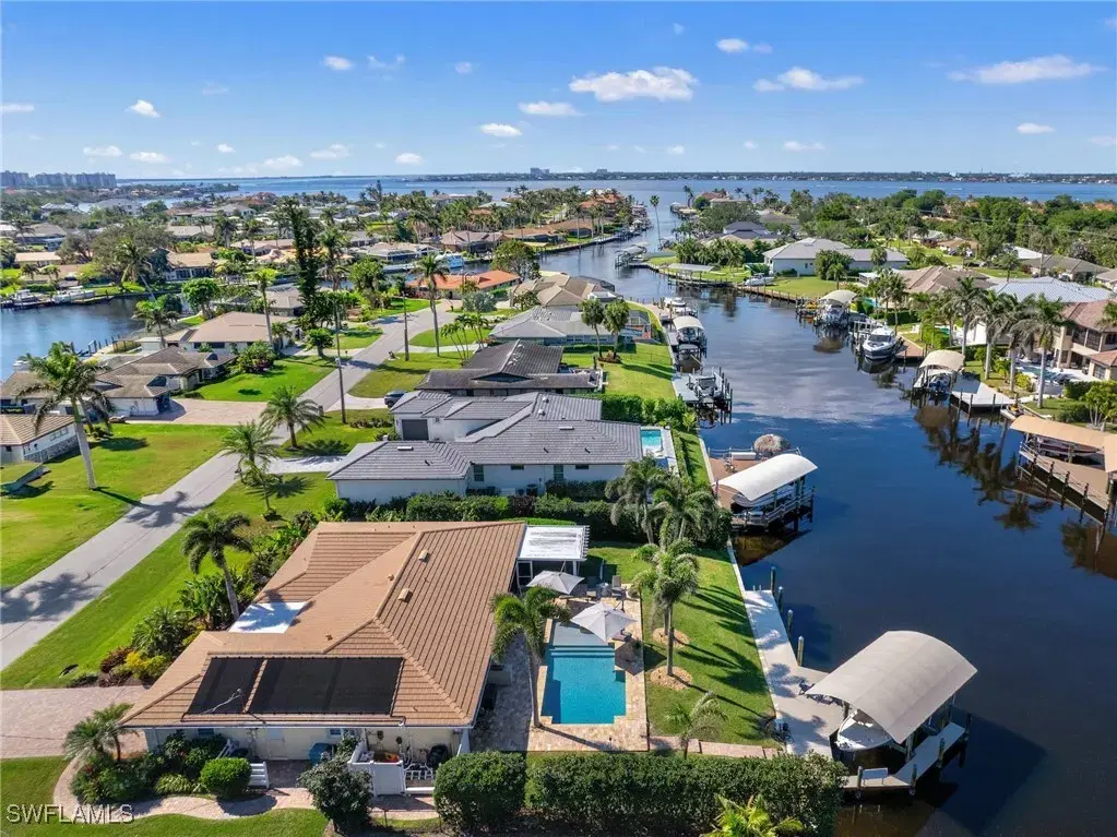 Picture of 977 N Waterway Dr, Fort Myers, FL 33919