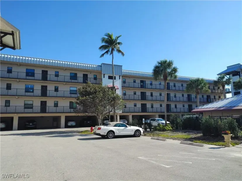 Picture of 805 River Point Dr 304C, Naples FL 34102
