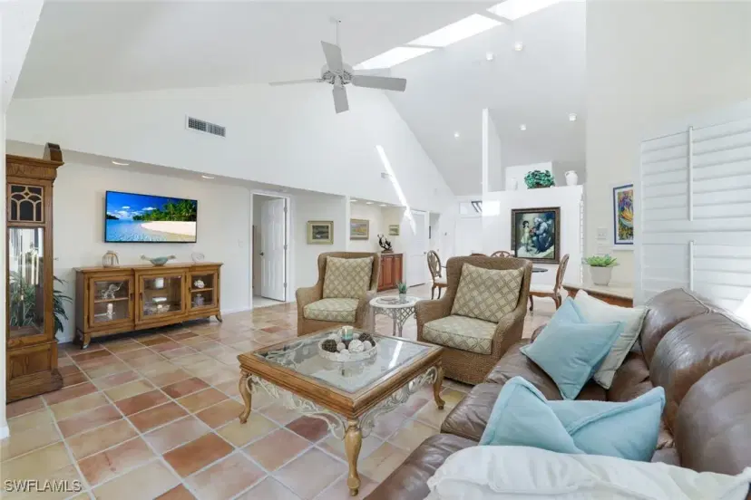 Picture of 583 Bay Villas Ln 89, Naples FL 34108