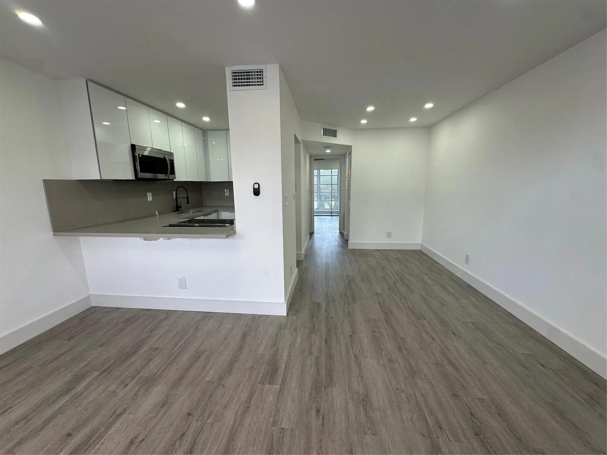 Picture of 9061 Sunrise Lakes Blvd 212, Sunrise, FL 33322