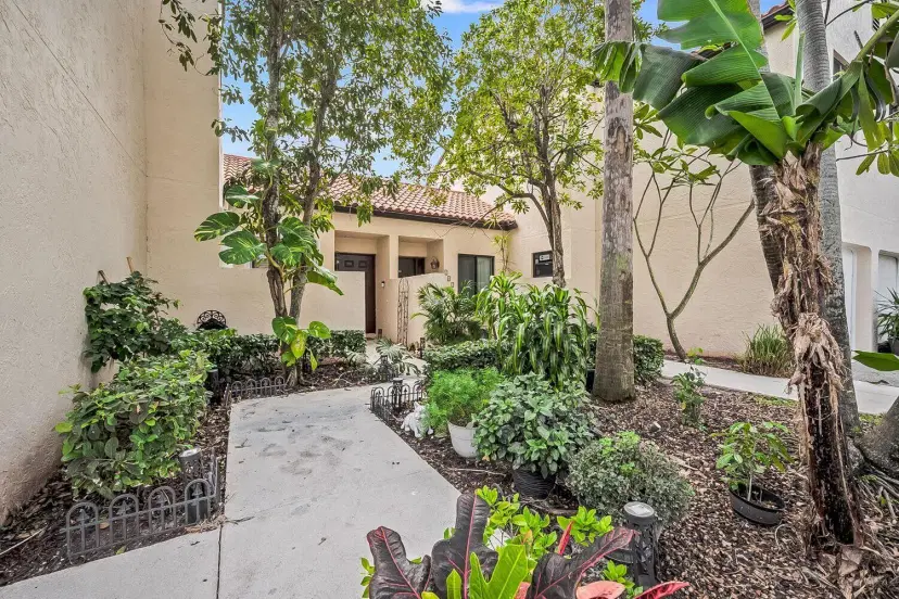 Picture of 15 S Via De Casas Sur 102, Boynton Beach FL 33426