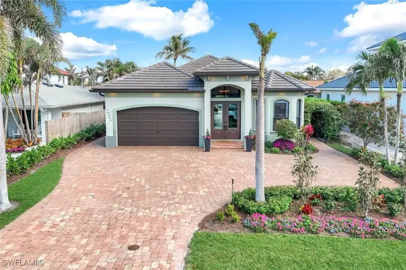 Picture of 10340 Vanderbilt Dr, Naples FL 34108
