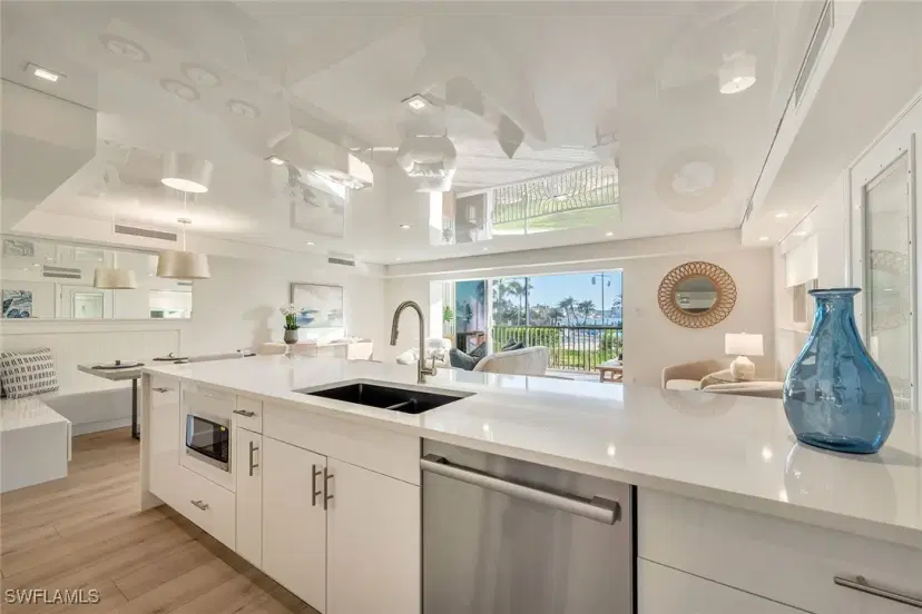 Picture of 222 Harbour Dr 106, Naples FL 34103