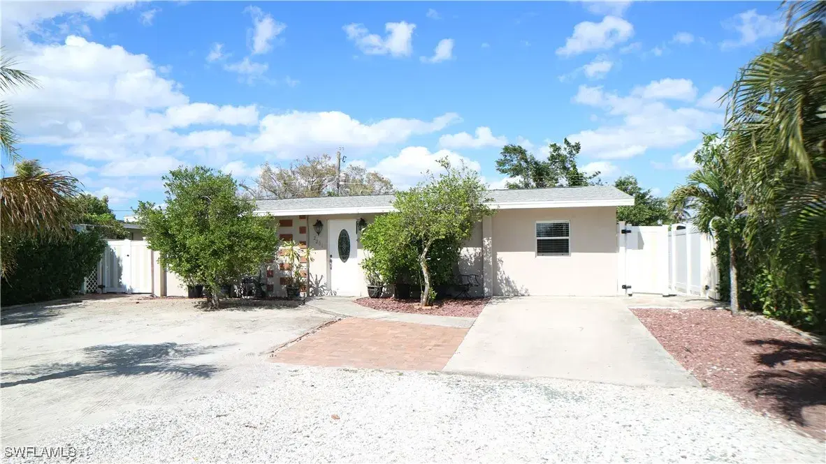 Picture of 2201 Coronet St, Fort Myers, FL 33907