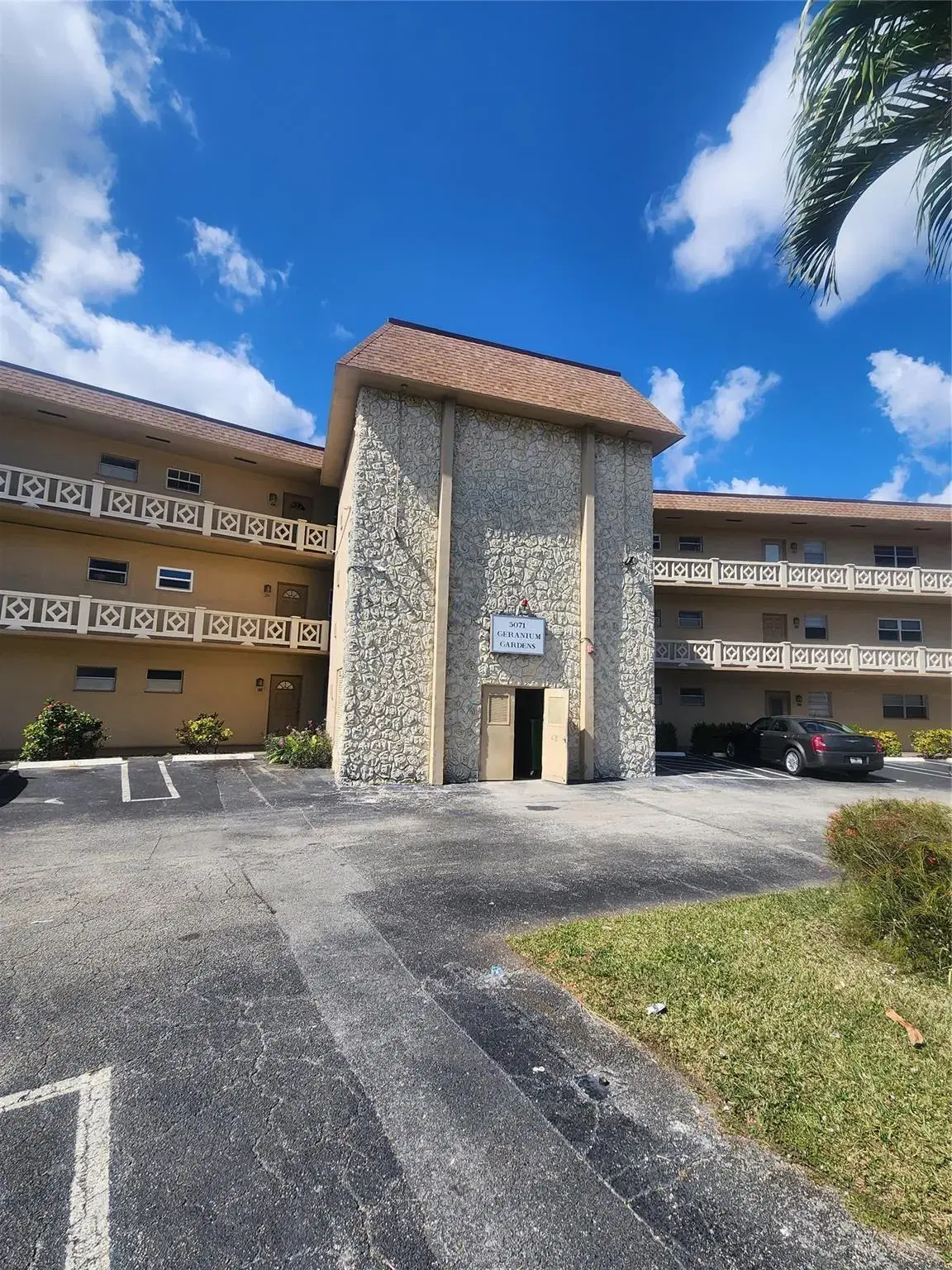Picture of 5071 W Oakland Park Blvd 103, Lauderdale Lakes, FL 33313