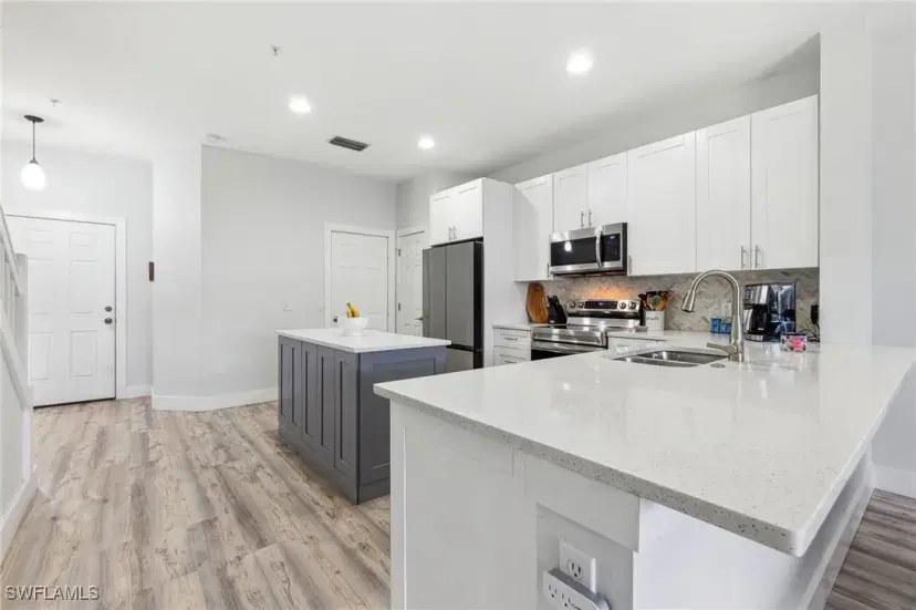 Picture of 949 Hampton Cir 111, Naples FL 34105