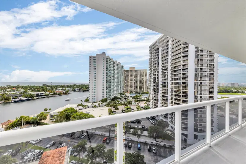 Picture of 20505 E Country Club Dr 1537, Aventura FL 33180
