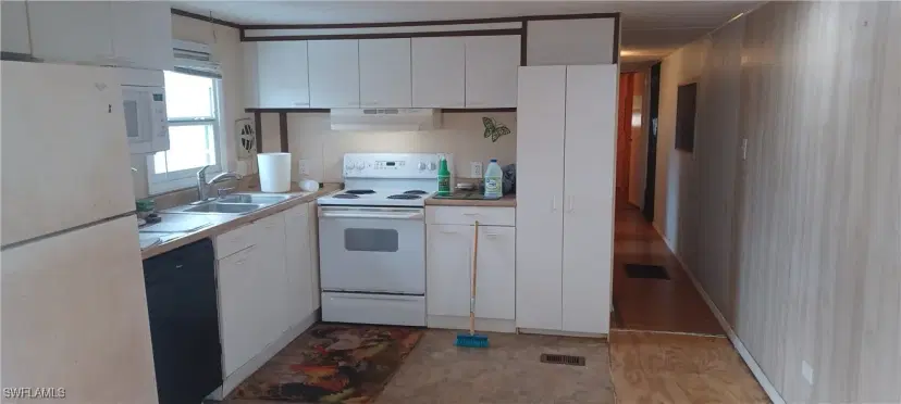 Picture of 38 Derhenson Dr, Naples FL 34114