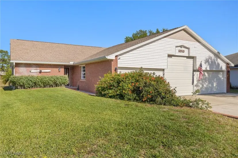 Picture of 6910 Circle Dr, Fort Myers FL 33905