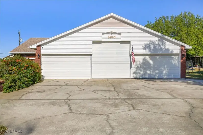 Picture of 6910 Circle Dr, Fort Myers FL 33905