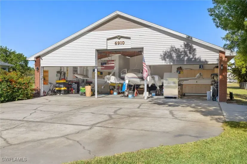 Picture of 6910 Circle Dr, Fort Myers FL 33905